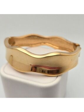 ✨2/$10✨ Casual Gold Wave Bracelet Cuff – Classic, Chic, and Elegant Jewelry